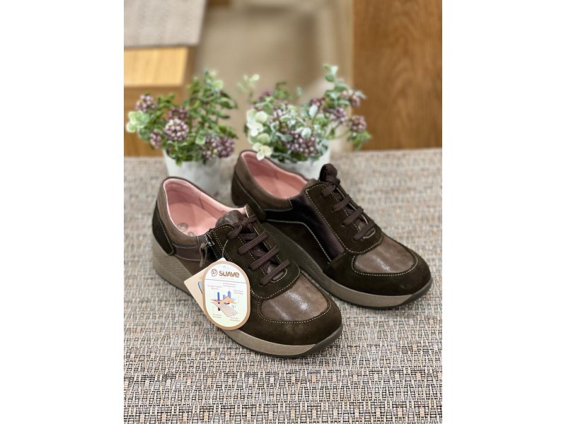 Nuez Comprensión Mal uso Zapato de piel con cuña Suave by Leyland 3701 en color marrón.